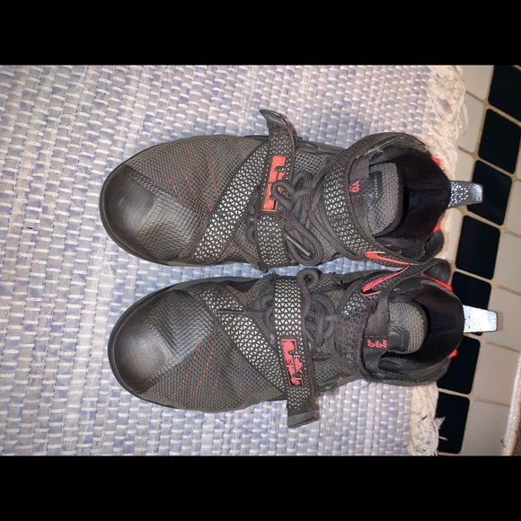 nike lebron tennis shoes